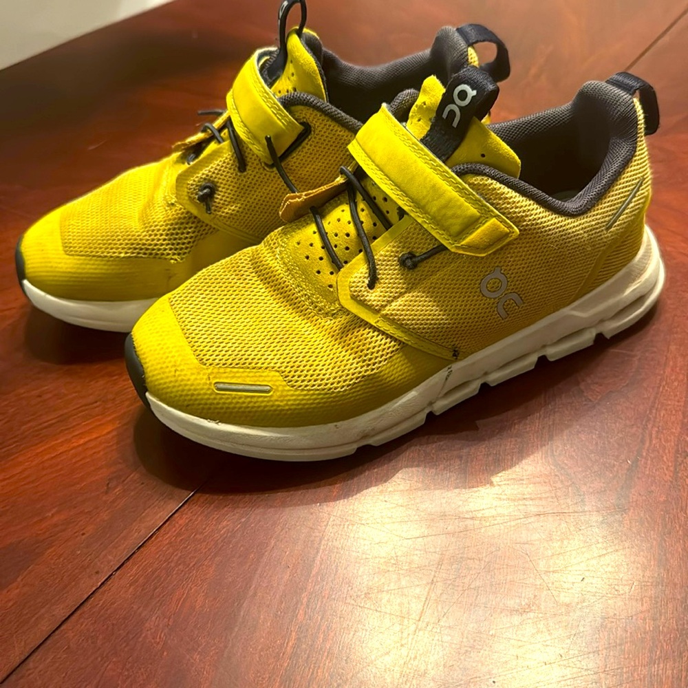 On running  cloud play sneaker